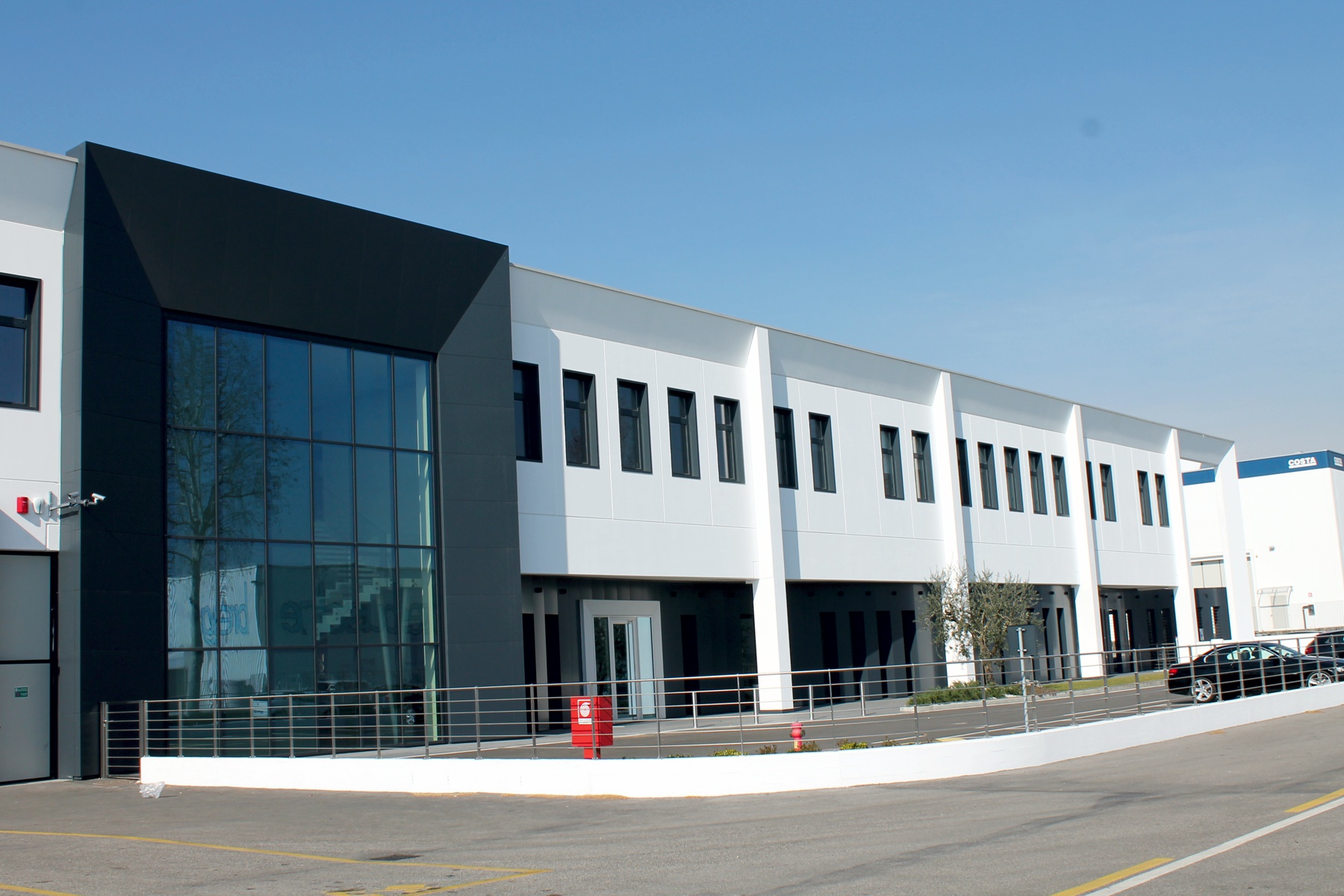 Euronda headquarters in aluminium composite cladding.